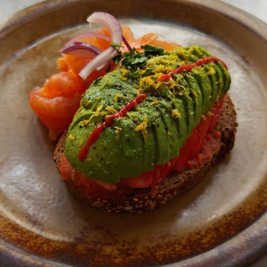 Toast met avocado en zalm